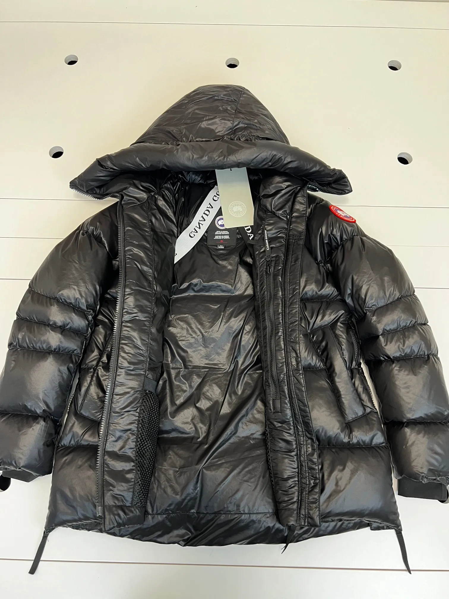 P980 has a cold protection effect of up to level 4. It is made of recycled Feather-Light tear-resistant fabric. It is ultra-light and has no weight-bearing feeling on the upper body! The unique black label highlights your temperament‼  Canada Goose, a Canadian brand, has always been recognized as the warmest down jacket. Various Instagram celebrities, Internet celebrities, and celebrities often wear it for street photos. I do Canada Goose every year, but I still can’t get rid of my love for geese. No matter how cold the winter is, there is no need to be afraid, because there are geese! Filled with 80% white duck down, Canada Goose is the legendary warmest down jacket and is known as a must-have for Arctic outdoor sports! The most popular down jacket in the world, celebrities are rushing to buy it, it is a must-have!